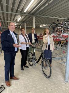 Eröffnung der Radabstellanlage AzweiO mit Bürgermeister (Stadt Achim) Rainer Ditzfeld, Ministerin Birgit Honé, Bürgermeister (Flecken Ottersberg) Tim Weber, Bürgermeisterin (Gemeinde Oyten) Sandra Röse (v.l.n.r.)