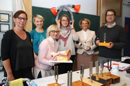 Anke Berndt, Leiterin der Gebrüder-Körting-Schule (inklusive Grundschule), Lehrerin Mareike Wanke, Dorothée Rhiemeier, Leiterin der Hörregion Hannover, Prof. Dr. Claudia Schomaker, Institut für Sonderpädagogik der Leibniz Universität, Marina Barth, Vorstandsmitglied der Sparkasse Hannover, und Prof. Dr. Gunnar Friege, Institut für Didaktik der Mathematik und Physik der Leibniz Universität, wollen mit dem Projekt „Hör mal hin!“ Kindern das Thema Hören näherbringen / Foto: Region Hannover