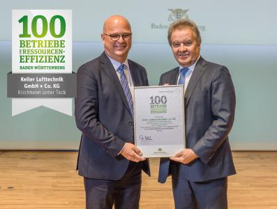 Keller Lufttechnik-Geschäftsführer Horst Keller (links) erhielt die Urkunde zur Aufnahme in die Liste der "100 Betriebe für Ressourceneffizienz" vom baden-württembergischen Umweltminister Franz Untersteller, Foto: Stefan Longin
