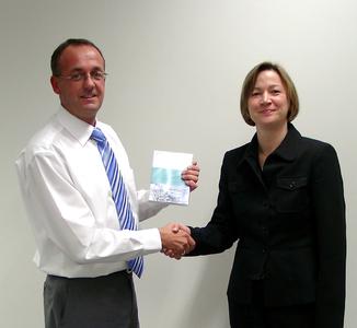 Ralf Meyer (Fiberpipe GmbH) empfängt den Software-Preis von Gabriele Stolz (Kuttig Computeranwendungen GmbH)