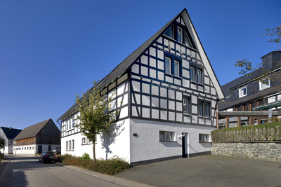 Schön wie eh und je: Auch mit der neuen Wärmedämmung bliebt die Fachwerkoptik am Landgasthof Vollmer-König im sauerländischen Schmallenberg erhalten