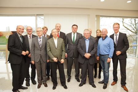 (v.l.n.r.) Vordere Reihe: Volker Giersch (IHK Saarland), Dr. Heino Klingen (IHK Saarland), Wolfgang Herges (Familienunternehmer), Stefan Seel (Wirtschaftsjunioren Saarland e.V.), Dr. Carsten Meier (IHK Saarland) / Hintere Reihe: Fabian Schulz(Handelsverband Einzelhandel u. Dienstleistung), Robert Zimmer (Landwirtschaftskammer für das Saarland), Joachim Malter (VSU / ME Saar), Dr. Arnd Klein-Zirbes (HWK Saarland), Antje Otto (Verband der Saarhütten) Bernard Sembritzki (AKW e. V.)