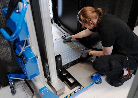 Pronomic_Handling-Lösung_Rechenzentrum_Lift_DriveDC_Server-Hebelift_für_volle_Regalnutzung.jpg