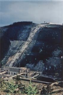 Bau der Triebwasserleitung der Anlage im Jahr 1962