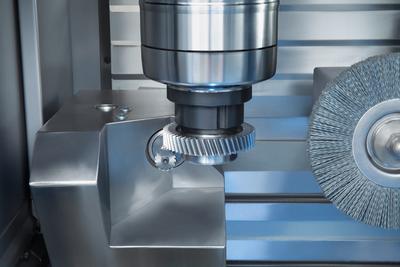 Die VLC 100 D ist eine automatisierte Entgratmaschine, die sich über die Pick-up-Spindel selbst be- und entlädt. Die Maschine ist die ideale Ergänzung zur vertikalen Wälzfräsmaschine VLC 200 H für das Entgraten / Anfasen von Außenverzahnungen, Schrägverzahnungen und ähnlichen Geometrien
