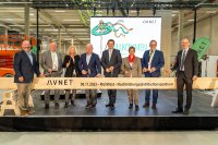 von links nach rechts: Ken Jacobson (CFO Avnet), Slobodan Puljarevic (Präsident Avnet EMEA), Roswitha Heiland (VP Avnet Logistics EMEA), Phil Gallagher (CEO Avnet), Sven Schulze (Minister für Wirtschaft, Tourismus, Landwirtschaft und Forsten des Landes Sachsen-Anhalt), Dr. Silvia Ristow (Oberbürgermeisterin), Markus Bauer (Landrat des Salzlandkreises), Dr. Franke (Geschäftsführer IMG)