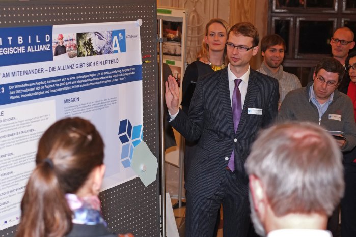 Bild 1 Führung über den Marktplatz der Projektideen.JPG