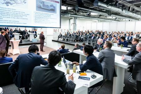 Das Netzwerkevent "Leichtbau-Gipfel" bietet zahlreiche Fachvorträge, interaktive Formate sowie eine begeleitende Ausstellung und einen Start-Up-Campus. (Quelle: S. Bausenwein)