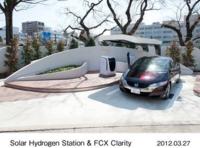 Das Honda-Brennstoffzellenelektrofahrzeug FCX Clarity vor der neuen Solar-Wasserstoff-Tankstelle im japanischen Saitama