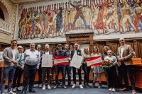 Stadt und Region verleihen gemeinsam den Förderpreis für Inklusion in der Wirtschaft. Regionspräsident Steffen Krach und Hannovers Oberbürgermeister Belit Onay freuen sich mit den Preisträger*innen der Firma SKM GmbH und HOTBOXXX GmbH, zusammen mit den Wirtschaftsdezernent*innen und Beauftragten für Menschen mit Behinderung von Stadt und Region
