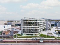 Schüco erwirtschaftete 2025 mit 6.750 Mitarbeitenden einen Jahresumsatz von 2,06 Mrd. EUR.