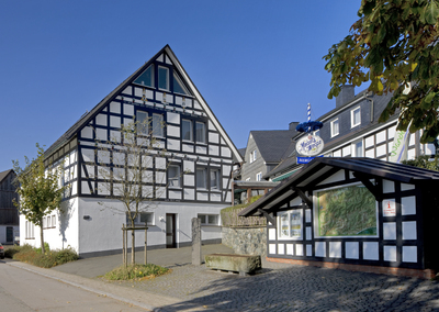 Schön wie eh und je: Auch mit der neuen Wärmedämmung bliebt die Fachwerkoptik am Landgasthof Vollmer-König im sauerländischen Schmallenberg erhalten