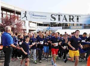 Gruppenstart einer der ersten GEZE Laufgruppen beim 16. Ditzinger Lebenslauf 2014 zugunsten Mukoviszidose-Kranker. Den Startschuss gab Manfred Schröder, Vorsitzender der Regionalgruppe Ludwigsburg-Heilbronn des Mukoviszidose e.V.