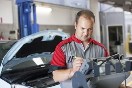 Muss das Fahrzeug in die Werkstatt, graut vielen Autohaltern vor der Rechnung. Dabei können mit ein paar Tricks bis zu einem Drittel der Werkstattkosten eingespart werden