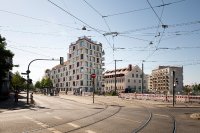 Building C rises up to form a residential tower, which marks the entrance to the kupa quarter on Landsberger Straße in Pasing, Munich. The façade on the street side dominates with an asymmetric bay window pattern