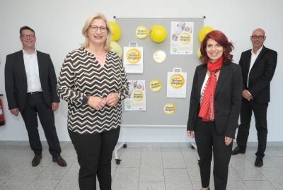 links nach rechts:
Oliver Gasser, Geschäftsleiter Möbel Martin, Wirtschaftsministerin Anke Rehlinger, Cornelia Hoffmann-Bethscheider, Präsidentin des Sparkassenverbandes Saar und IHK-Präsident Dr. Hanno Dornseifer, Quelle: Becker & Bredel