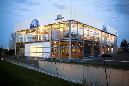 Die großvolumige Event- und Messehalle Palas besticht durch geradlinige Architektur, kubische Formensprache und großzügige Verglasung – horizontal oder vertikal geprägt.