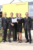 Auszeichnung der Wilhelm-Maier-Schule am 29. März 2011 in Neckarsulm-Obereisesheim als „Ausgezeichnetes Förderprojekt des Pakt Zukunft“ (von links): Neckarsulms Oberbürgermeister Joachim Scholz; Ulrich Preßler, Konrektor der Wilhelm-Maier-Schule; Ralph-Arno Klumbach, Leiter des Schul-, Kultur- und Sportamts Neckarsulm; Sabine Schmälzle, Projektmanagement Pakt Zukunft; Harald Augenstein, Koordinator des 3. Aktionsplan „Frühkindliche Bildung und Schule“, Berater der Dieter Schwarz Stiftung
