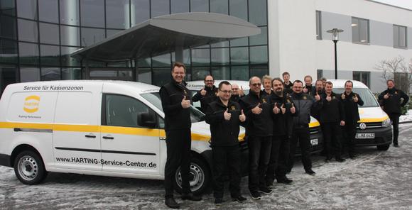 Peter Weichert (links), Geschäftsführer der HARTING Systems GmbH und der HARTING Service Center GmbH & Co. KG (HSC), freut sich über sein hoch motiviertes und kompetentes Team