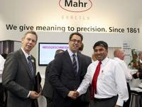 Hoher Besuch am Mahr-Messestand: Niedersächsischer Staatssekretär für Wirtschaft, Arbeit und Verkehr Dr. Oliver Liersch (mitte) und Gerhard Hein (links), VDW Verein Deutscher Werkzeugmaschinenfabrikanten e.V. mit dem Mahr-Vertriebsleiter Nadeem Sawani (rechts)
