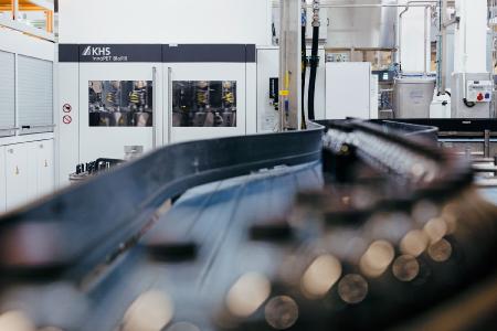 Scores on lower electricity consumption, top performance and use of less material: the KHS InnoPET Blomax Series V stretch blow molder, blocked with a filler for the first time.