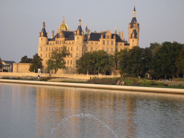 Schweriner Schloss vor Wasser.JPG