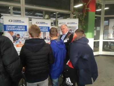 Walter Kaiser vom Projektteam MAI Job erklärt den Interessierten an der „Berufsfindungsbörse“ die Eigenschaften von Carbon