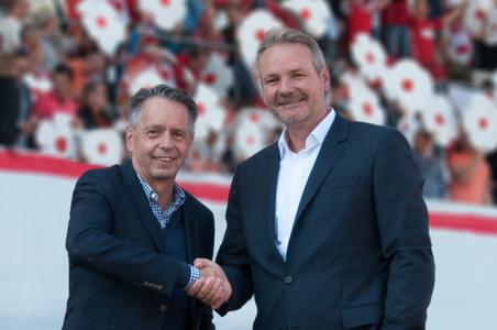 Frank Nowag (rechts im Bild),Vorstandsvorsitzender der Keyweb AG, und Rolf Rombach (links), Präsident des FC Rot-Weiß Erfurt, bekräftigen die Sponsoringpartnerschaft mit einem Handschlag