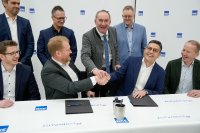 (v. l. n. r.): Markus Bachhuber, Michael Wagner, Boris Schneidhuber und Michael Schurm (alle AKE technologies), Staatsminister Hubert Aiwanger, Bernhard König (AKE technologies) sowie Manuele D’Aversa und Jochen Kober (beide ZELTWANGER Gruppe).