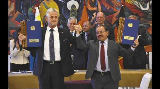 Die Unterzeichnung des Partnerschaftsabkommens durch Yacimientos de Litio Bolivianos (YLB) und baden-württembergischen ACI Systems Alemania GmbH (ACISA) stellt einen wichtigen Meilenstein in der Realisierung des bolivianisch-deutschen Lithium-Projekts dar. Prof. Dr. Wolfgang Schmutz (li), CEO der ACISA, und Juan Carlos Montenegro, (re) Chef von YLB / Bildquelle: EL DEBER