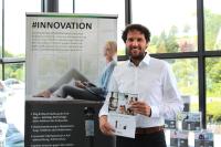 240 Seiten stark und mit 1.600 Produkten darunter rund 150 Neuheiten bestückt: Der neue SELVE Gesamtkatalog, der hier von Marketingleiter Alexander Vogt präsentiert wird, ist seit Juli erhältlich. Darin werden viele neue Seiten – auch in Sachen Usability – aufgeschlagen / Foto: SELVE