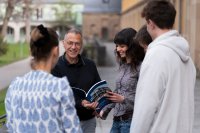 Harriet Falkenhagen (links) und Professor Karl Mertens vom Synopsis Kolleg im Gespräch mit Studierenden. Harriet Falkenhagen (links) und Professor Karl Mertens vom Synopsis Kolleg im Gespräch mit Studierenden.