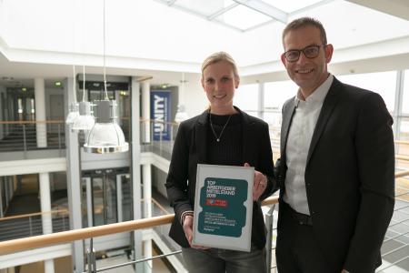 Stolze Preisträger: Judith Pohlmeier, Personalleiterin, und Christoph Plass, Vorstand bei UNITY
