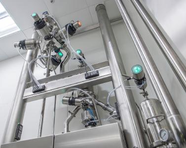 Das kompakte Robolux-Multiportventil benötigt ca. 40 % weniger Platz als herkömmliche Ventilverteiler und lässt sich besser sterilisieren. Quelle: Bürkert
