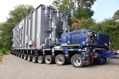 Der Transformator wird zur NATO-Rampe gefahren. Immer wieder musste das 280 PS starke PowerPack nachlenken und das Niveau ausgleichen (Bild: Wasel)