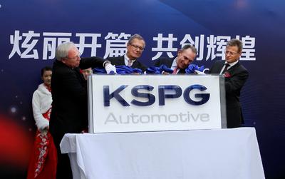 Dr. Gerd Kleinert (CEO KSPG AG), Klaus Eberhardt (CEO Rheinmetall AG), Hansjörg Rölle (Vorsitzender der Geschäftsleitung MS Motor Service International), Horst Binnig (Mitglied des Vorstands der KSPG AG) bei der Opening Ceremony im November 2012 in Shanghai (v.l.)