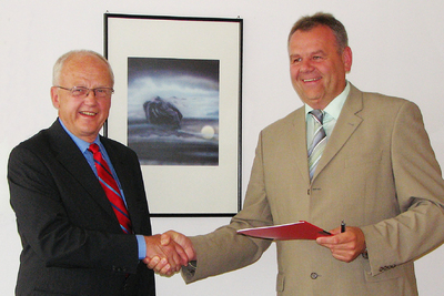 Björn Tore Olsson, Global Strategic Purchaser bei Alfa Laval (links) und Hans Wimmer, B&R Geschäftsführer, besiegeln die zukünftige Zusammenarbeit.