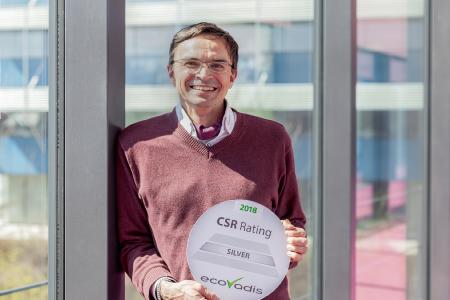 Andreas Jenne, Sustainability Officer bei REHAU, präsentiert stolz die Silber-Auszeichnung der unabhängigen Rating-Agentur EcoVadis (Bildrechte: REHAU)