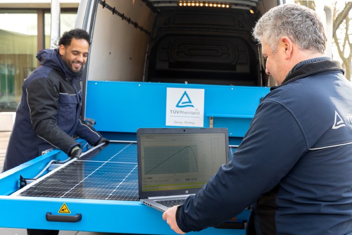 Pressefoto_TÜV_Rheinland_mobiles_Solar_Lab.jpg