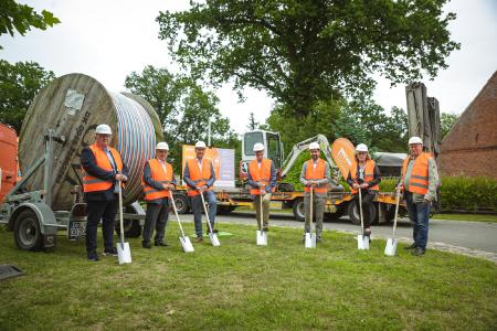 Am 22.07.2021 war es im Landkreis Prignitz endlich so weit: In der Gemeinde Lenzen (Elbe) erfolgten der Spatenstich und damit der Baustart für den Breitbandausbau. V. l. n. r.: Harald Ziegler, Direktor des Amtes Lenzen-Elbtalaue, Kreistagsvorsitzender Harald Pohle, Landrat Torsten Uhe, WEMACOM-Geschäftsführer Volker Buck, Christopher Scholz als Vertreter des Projektträgers ateneKom, Ute Reinecke, stellvertretende Bürgermeisterin von Perleberg und Udo Staeck, Bürgermeister der Gemeinde Karstädt übernahmen den symbolischen Baustart. Foto: WEMAG/SKRmedia