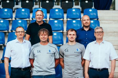 Vorne (v.l.): Rainer Kuhn ( Geschäftsführer SelectLine Software GmbH), Cheftrainer Stefan Krämer, Co-Trainer Silvio Bankert, Andreas Scharff (Geschäftsführer SelectLine Software GmbH), hinten (v.l.): Michael Richter (Leiter Vertrieb & Marketing SelectLine Software GmbH), Stephan Lietzow (Leiter Marketing & Vertrieb 1. FC Magdeburg)