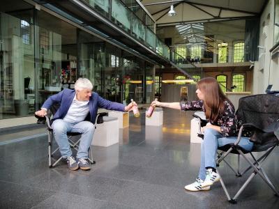 New Work, agile Teamorganisation und mobiles Arbeiten: Wo andere ins kalte Wasser geschubst wurden, ist wirDesign schon vor Jahren über eine breite Treppe ins wohltemperierte Becken gestiegen.
Andreas Schuster spricht im Interview mit Besser Smart - Das Innovationsportal über sein Lieblingsthema: New Work - bei wirDesign eine Frage des Menschenbildes.