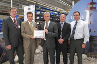 Wolfgang Pfeffer, Südwestmetall, Dr. André Moll, Initiative Ludwig-Erhard-Preis, Norman Wittke, Werksleiter, Siegfried Weber, Werksleiter und Michael Maier, stellvertretender Werksleiter mit der Urkunde 