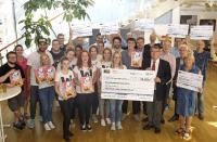 Alle Förderprojekte kamen, um ihren Scheck abzuholen. Der Rekorderlös von 25.000 Euro wurde auf sechs Projekte aufgeteilt / Fotohinweis: J. Untch/Vogel Communications Group
