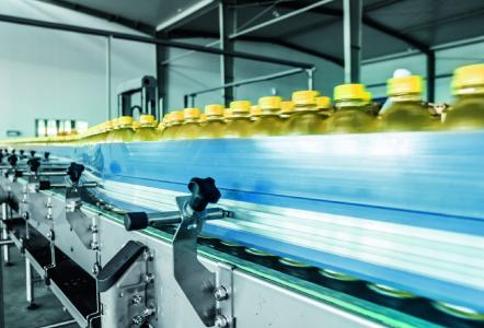In use on a conveyor belt with bottles: As a motor-gear combination, ETAŋ drive (right) achieves up to degrees of efficiency of up to 90 percent and due to its surface properties it is also suitable for aseptic applications, like in the beverage industry / Image: 06photo/fotolia