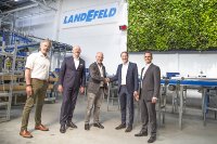 v.l.: Michael Schultz (Manager Distribution SMC Deutschland), Torsten Wöhler (Head of Sales SMC Deutschland), Lars Landefeld (Geschäftsführer Landefeld Druckluft und Hydraulik GmbH), Christian Ziegler (Director Sales & Digitization SMC Deutschland) und Pascal Borusiak (Director Business Operations SMC Deutschland) freuen sich über die neue Vertriebspartnerschaft