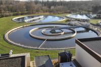 Blick auf das Kombibecken der Kläranlage der EW Landau. Von innen nach außen erkennbar: Vorklärung, Denitrifikation und Nitrifikation.