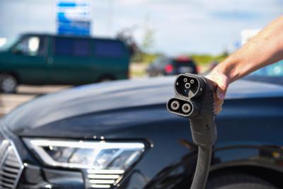 Laden und Pause machen: Das Ladestationsnetz ist gerade an den Autobahnen gut ausgebaut