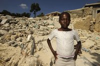 Haitisches Mädchen vor den Trümmern ihres Stadtviertels., Quelle: Foto Jens Großmann