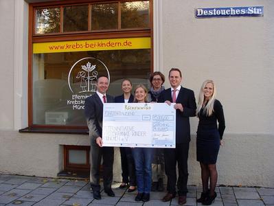Spendenscheckübergabe am 24. Oktober 2013 Von links nach rechts: Michael Blaschek (Geschäftsführer Business Campus Management GmbH) Simone Schnabrich (Organisationsteam Rückenwindlauf) Angelika Andrae (Elterninitiative Krebskranke Kinder München e. V.) Andrea Klenner-Felbinger (Elterninitiative Krebskranke Kinder München e. V.) Christian Estermaier (Geschäftsführer Greenlight Consulting GmbH) Verena Grimm (Organisationsteam Rückenwindlauf)